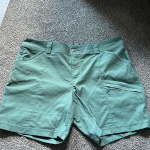Duluth Trading company shorts